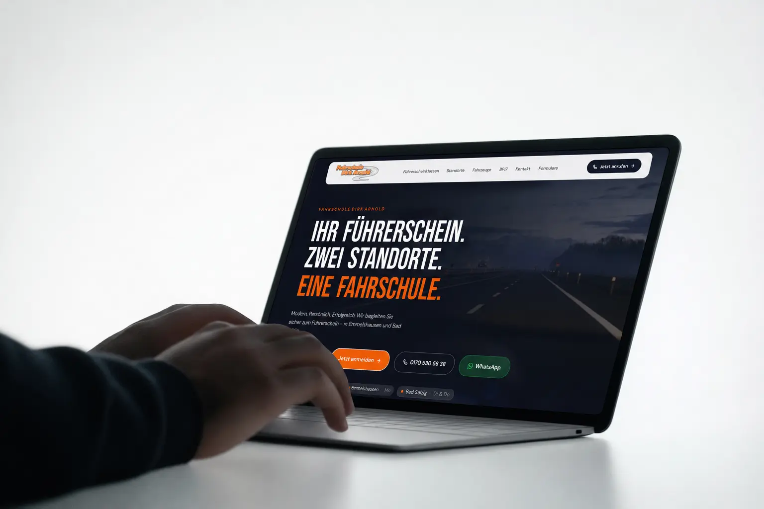 Fahrschule Dirk Arnold — High Conversion Website auf einem Laptop-Bildschirm